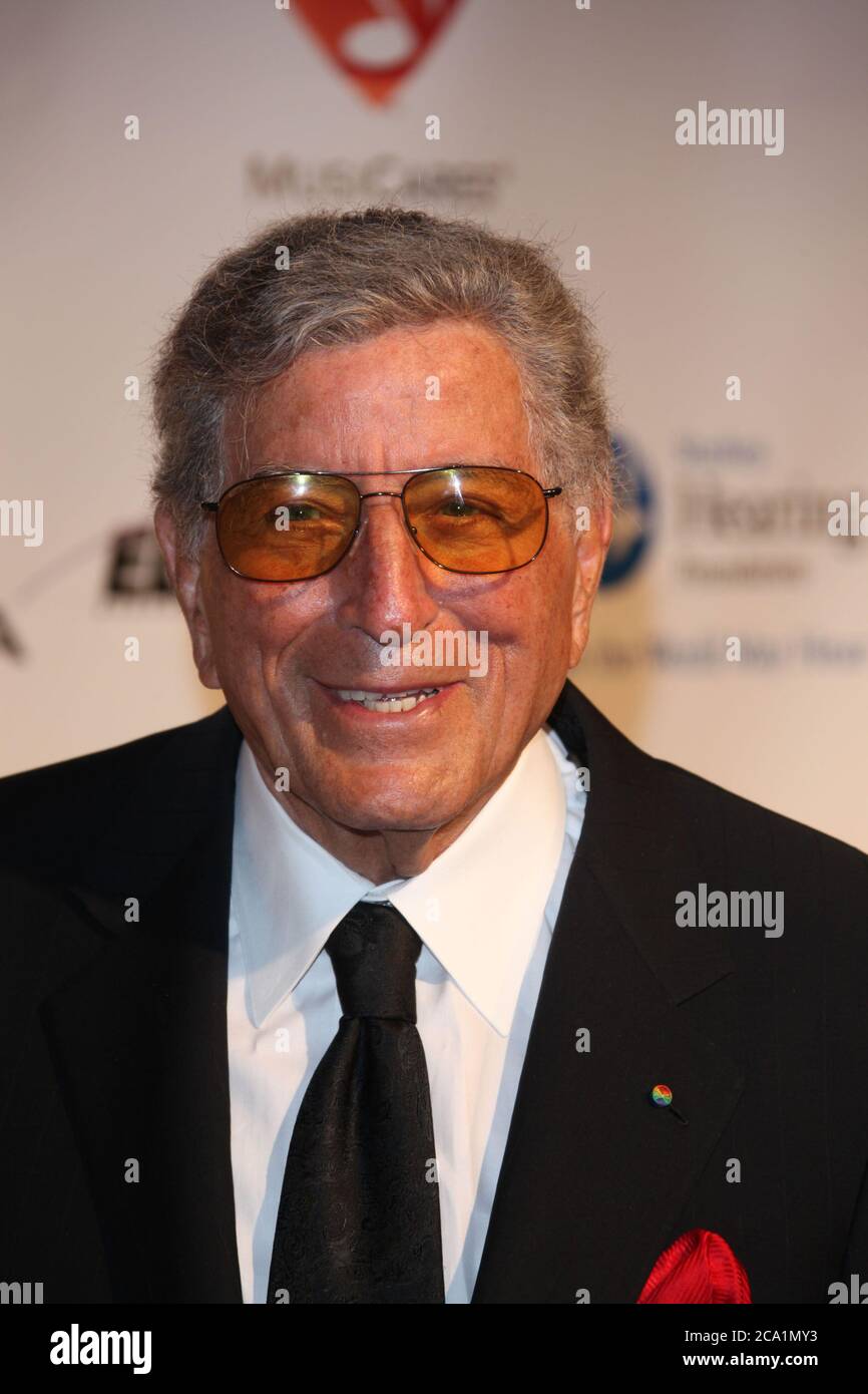 LOS ANGELES, CA - FEBRUAR 11: Tony Bennett kommt am 11. Februar 2011 in Los Angeles, Kalifornien, bei der 2011 MusiCares Person of the Year zu Ehren von Barbra Streisand im Los Angeles Convention Center an. Personen: Tony Bennett Kredit: Storms Media Group/Alamy Live News Stockfoto