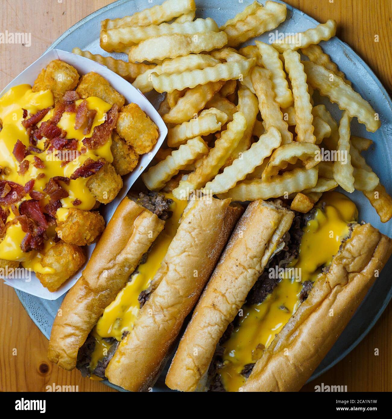 Philly Cheesesteak mit Pommes und Tater Tots Stockfoto