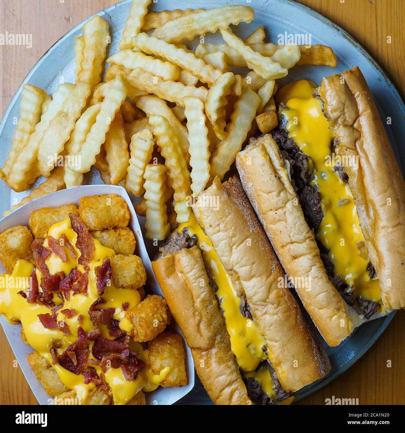 Philly Cheesesteak mit Pommes und Tater Tots Stockfoto