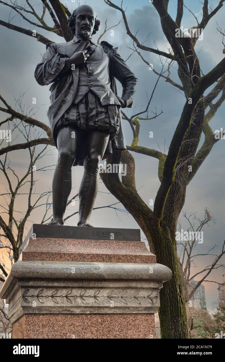 William Shakespeare Statue (von John Quincy Adams ward) steht im Central Park New York City Tageslicht Blick mit Bäumen, Wolkenkratzern und Wolken Stockfoto