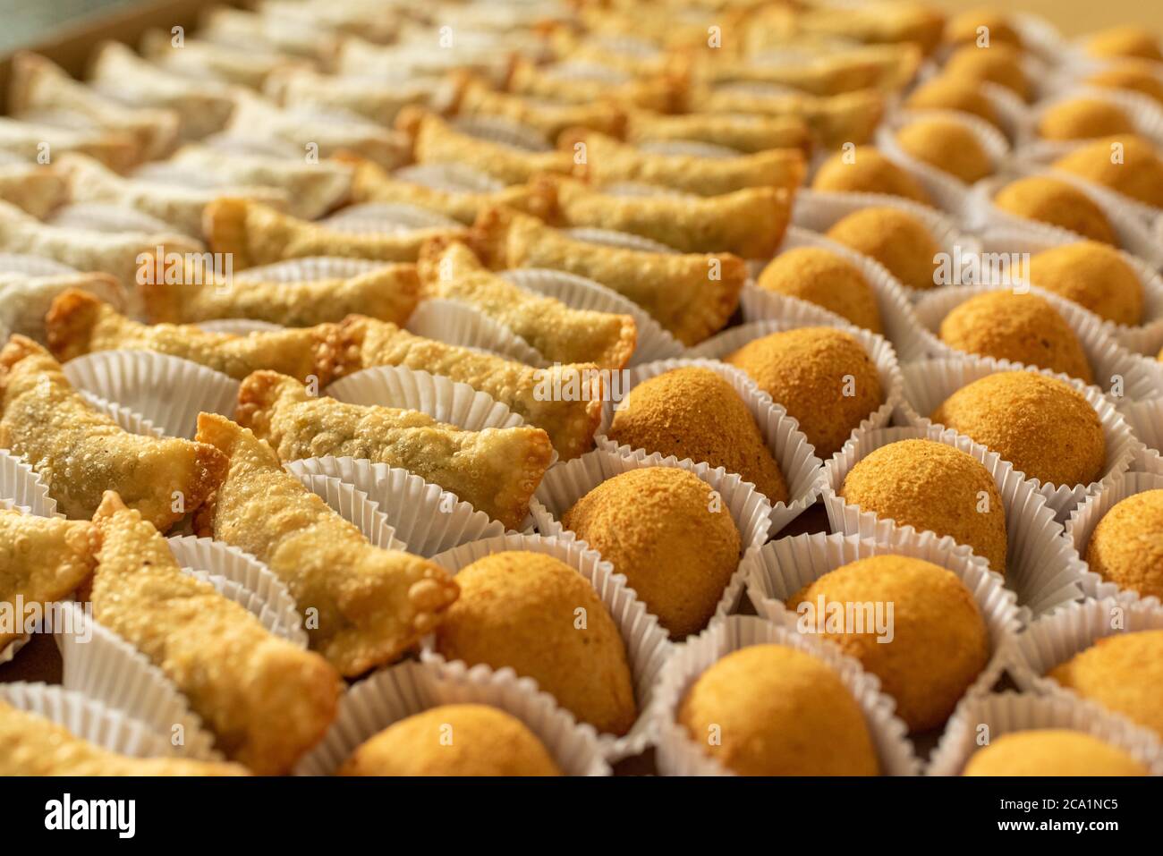 Brasilianische Gastronomie. Verschiedene Snacks, wie Gebäck, Hähnchendrumsticks und Risoles Stockfoto