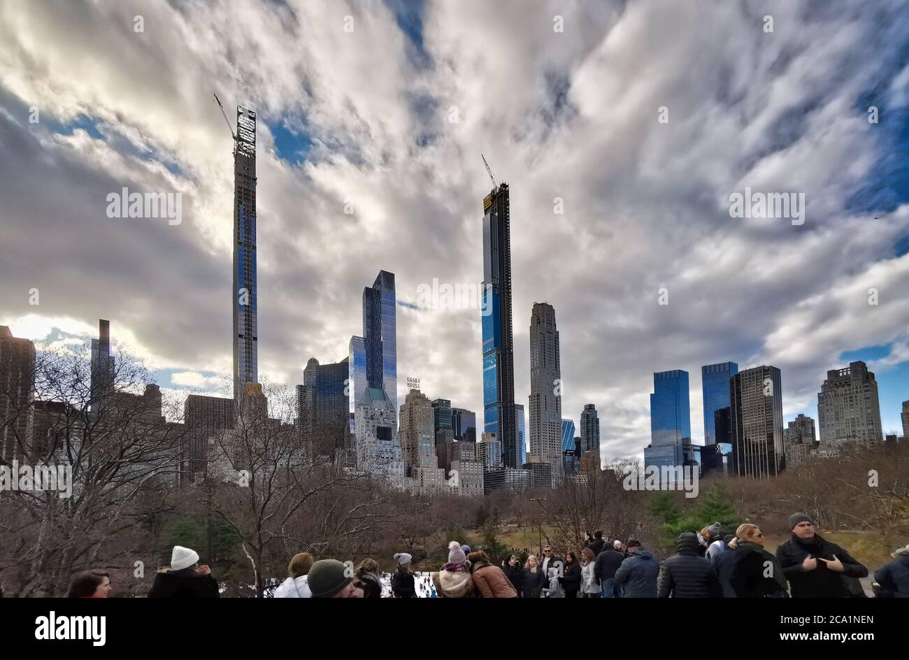 Der Central Park, New York City Tageslicht Blick mit Menschen zu Fuß, New York Skyline, Wolken und Bäume Stockfoto