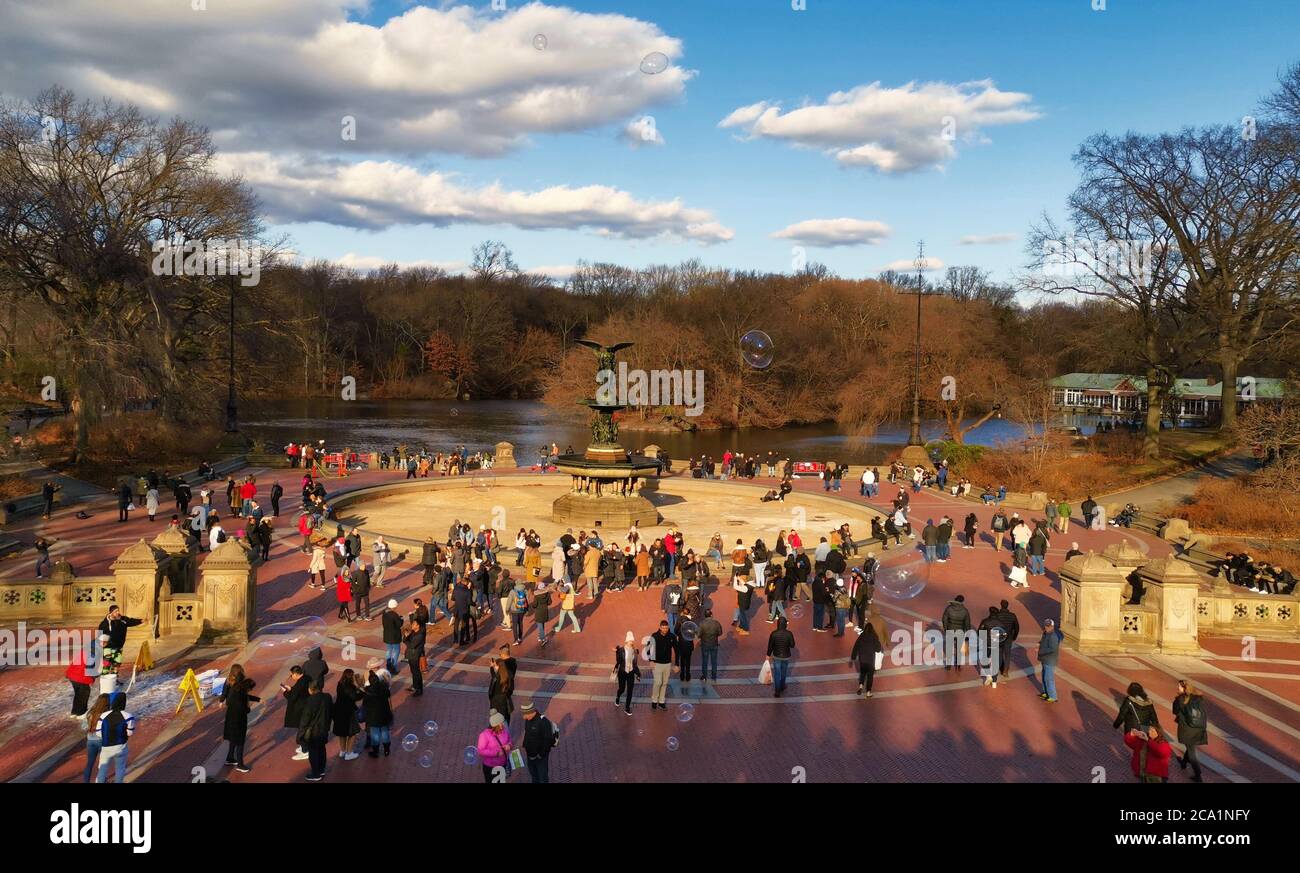 Bethesda Terrasse und Brunnen im Central Park New York mit der berühmten Angel of the Waters Statue Tageslicht Blick mit Menschen und Wolken am Himmel Stockfoto