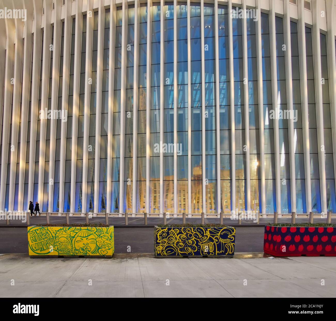 World Trade Center Transportation Hub ( Oculus) in New York City Financial District Tageslichtaufnahme Außenansicht aus tiefem Winkel Nahaufnahme Stockfoto