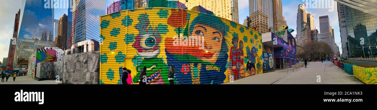 Wandmalkunst (Graffiti) auf dem World Trade plaza in Lower Manhattan New York Tageslichtblick mit Menschen zu Fuß Stockfoto