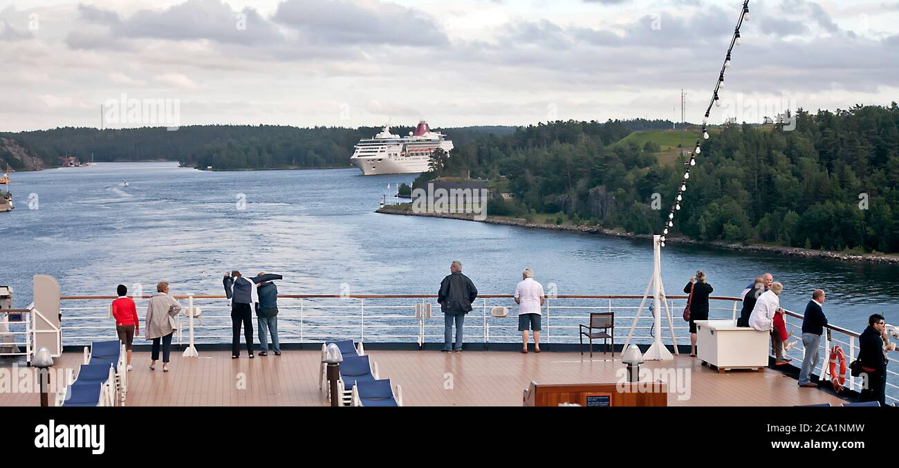 Kreuzfahrtschiffe navigieren im Stockholmer Archipel, Schweden Stockfoto