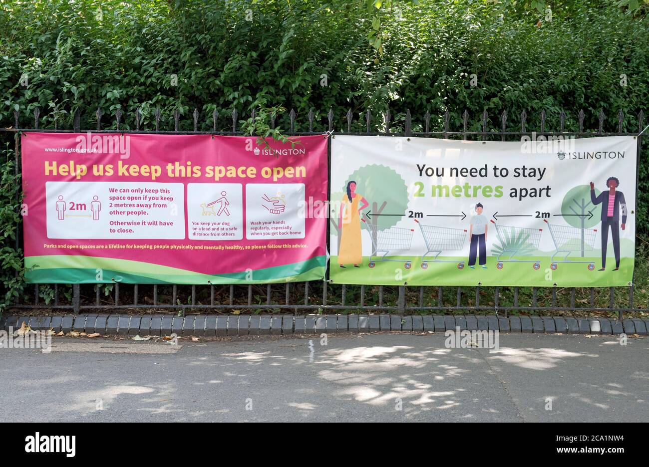 Soziale Spruchbänder im Islington Park, die sagen, dass Sie zwei Meter voneinander entfernt bleiben müssen, Highbury Fields, London Borough of Islington Stockfoto