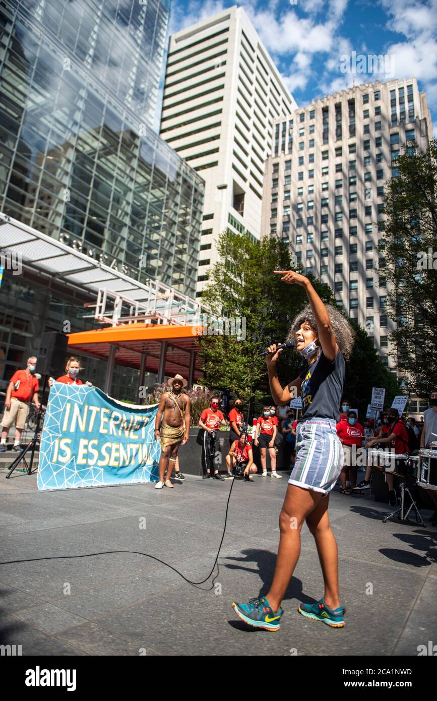 Philadelphia, Pennsylvania, USA. August 2020. Etwa hundert Menschen versammelten sich im nationalen Hauptsitz von Comcast als Teil eines Aktionstages im ganzen Land, der für einen gleichberechtigten Zugang zum Internet für alle Studenten in Philadelphia aufrief.Quelle: Christopher Evens/ZUMA Wire/Alamy Live News Stockfoto