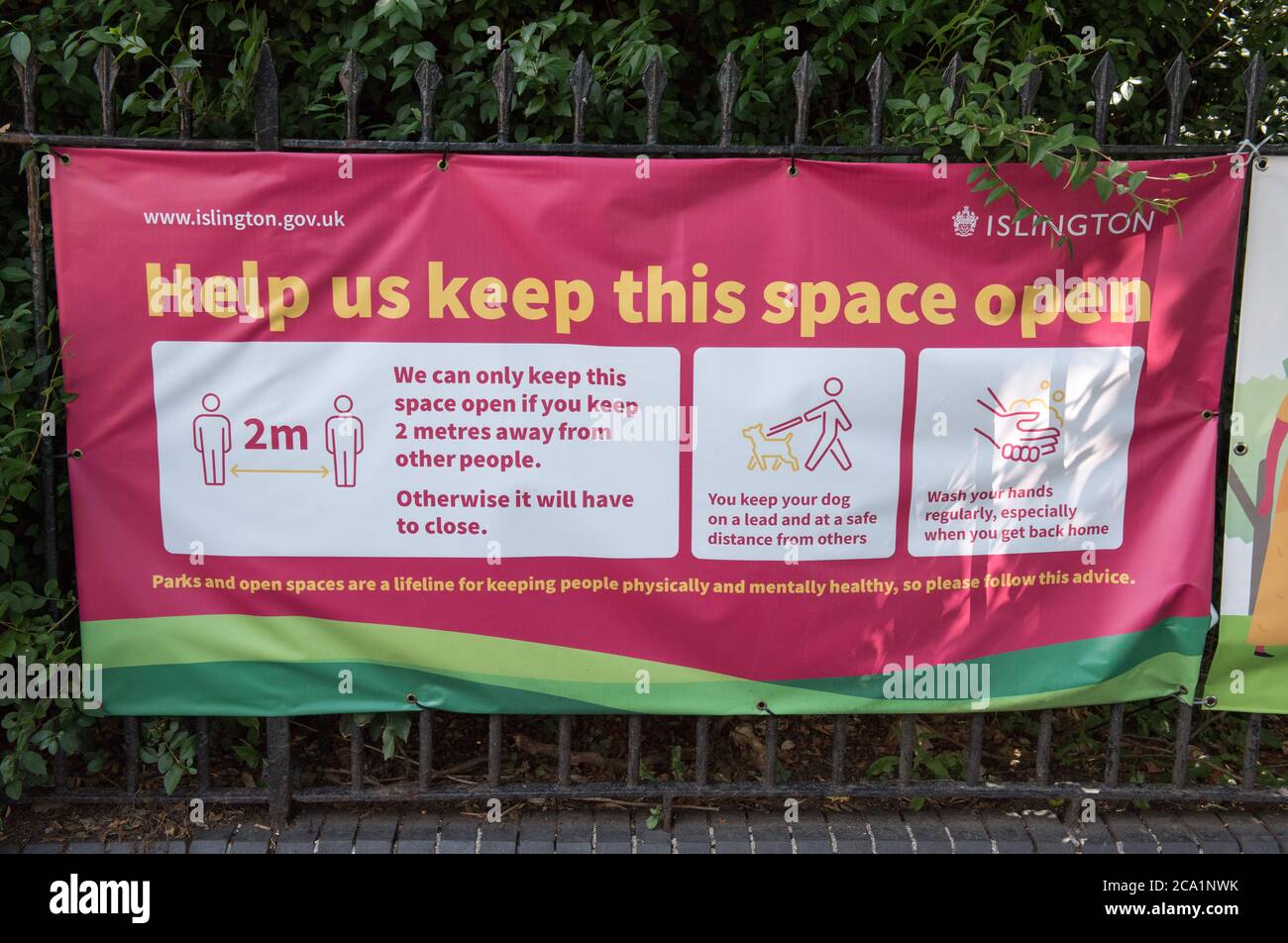 Social Distancing Banner in Islington Park, Highbury Fields, London Borough of Islington Stockfoto