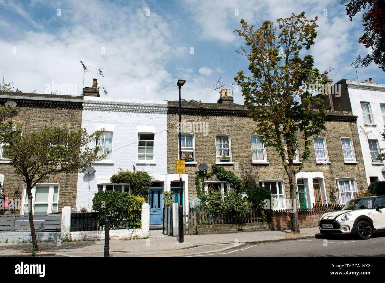 Zweistöckige viktorianische Reihenhäuser in Gillespie Road, Highbury, London Borough of Islington, N5 Stockfoto