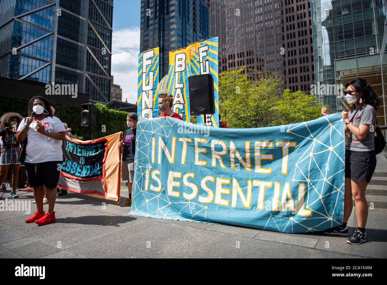 Philadelphia, Pennsylvania, USA. August 2020. DEVREN WASHINGTON, Organisator des heutigen Protests, spricht zu einer Menschenmenge im nationalen Hauptquartier von Comcast, die für einen gleichberechtigten Zugang zum Internet für alle Studenten in Philadelphia ruft.Quelle: Christopher Evens/ZUMA Wire/Alamy Live News Stockfoto