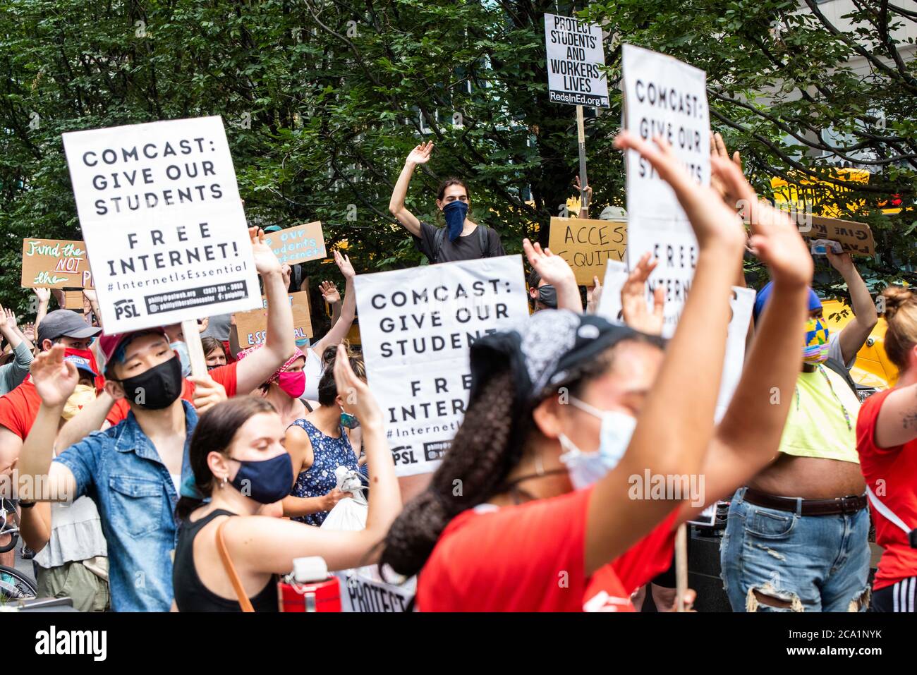 Philadelphia, Pennsylvania, USA. August 2020. Etwa hundert Menschen versammelten sich im nationalen Hauptsitz von Comcast als Teil eines Aktionstages im ganzen Land, der für einen gleichberechtigten Zugang zum Internet für alle Studenten in Philadelphia aufrief.Quelle: Christopher Evens/ZUMA Wire/Alamy Live News Stockfoto