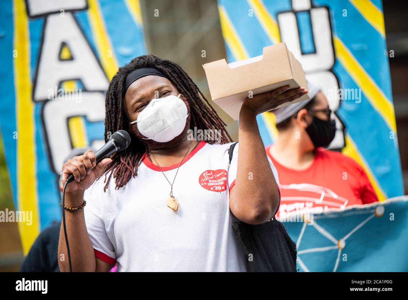 Philadelphia, Pennsylvania, USA. August 2020. DEVREN WASHINGTON hält tausend Petitionen hoch, die Comcast auffordern, allen Studenten in Philadelphia einen gerechten Zugang zum Internet zu bieten Kredit: Christopher Evens/ZUMA Wire/Alamy Live News Stockfoto