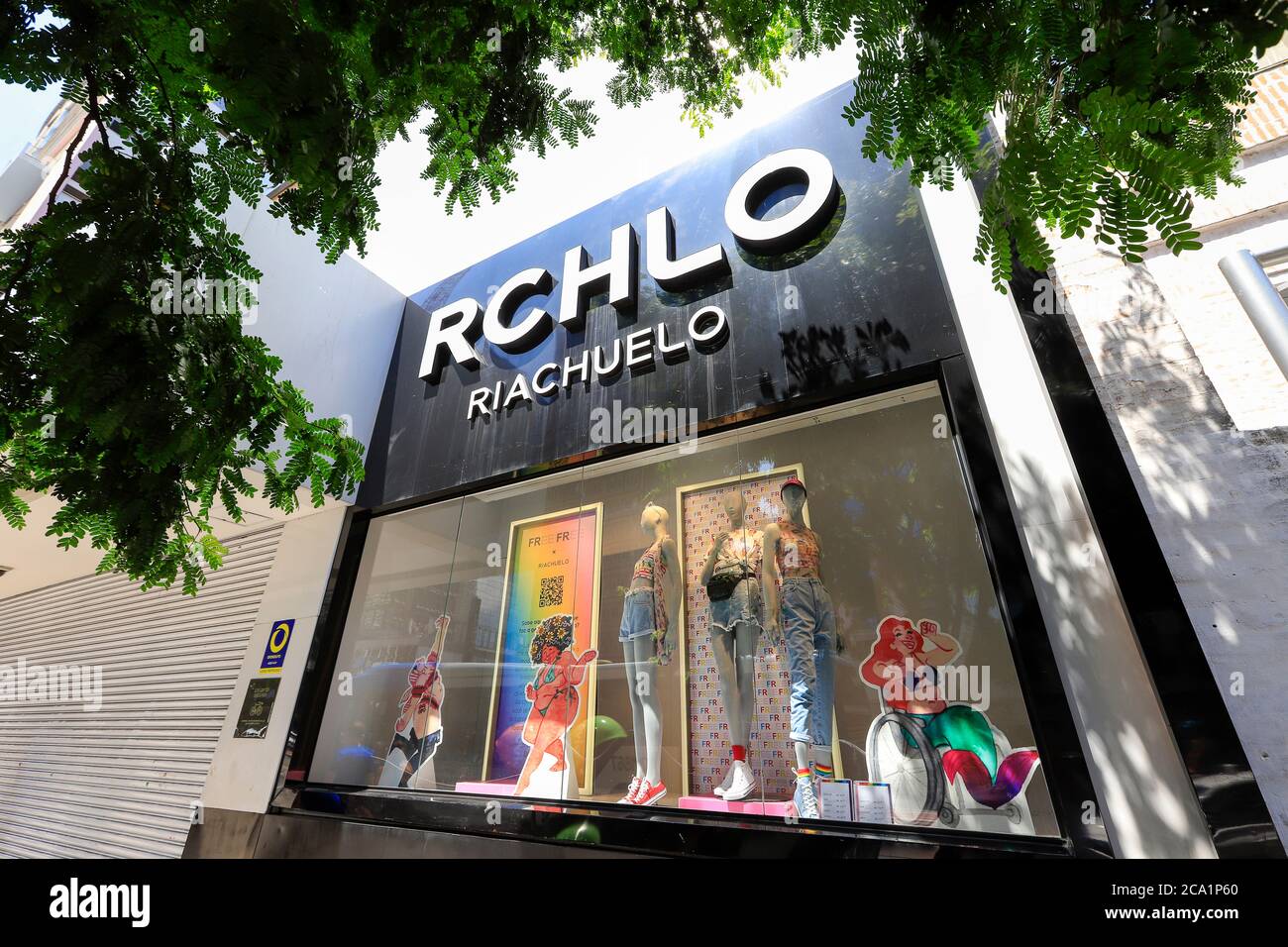 Sao Paulo, Brasilien - 16. feb 2020 - Nahaufnahme des Logos und Schriftzüge des Einzelhandelsladens Riachuelo an der Fassade der Paulista Avenue. Auf B3 gelistetes Unternehmen, Stockfoto