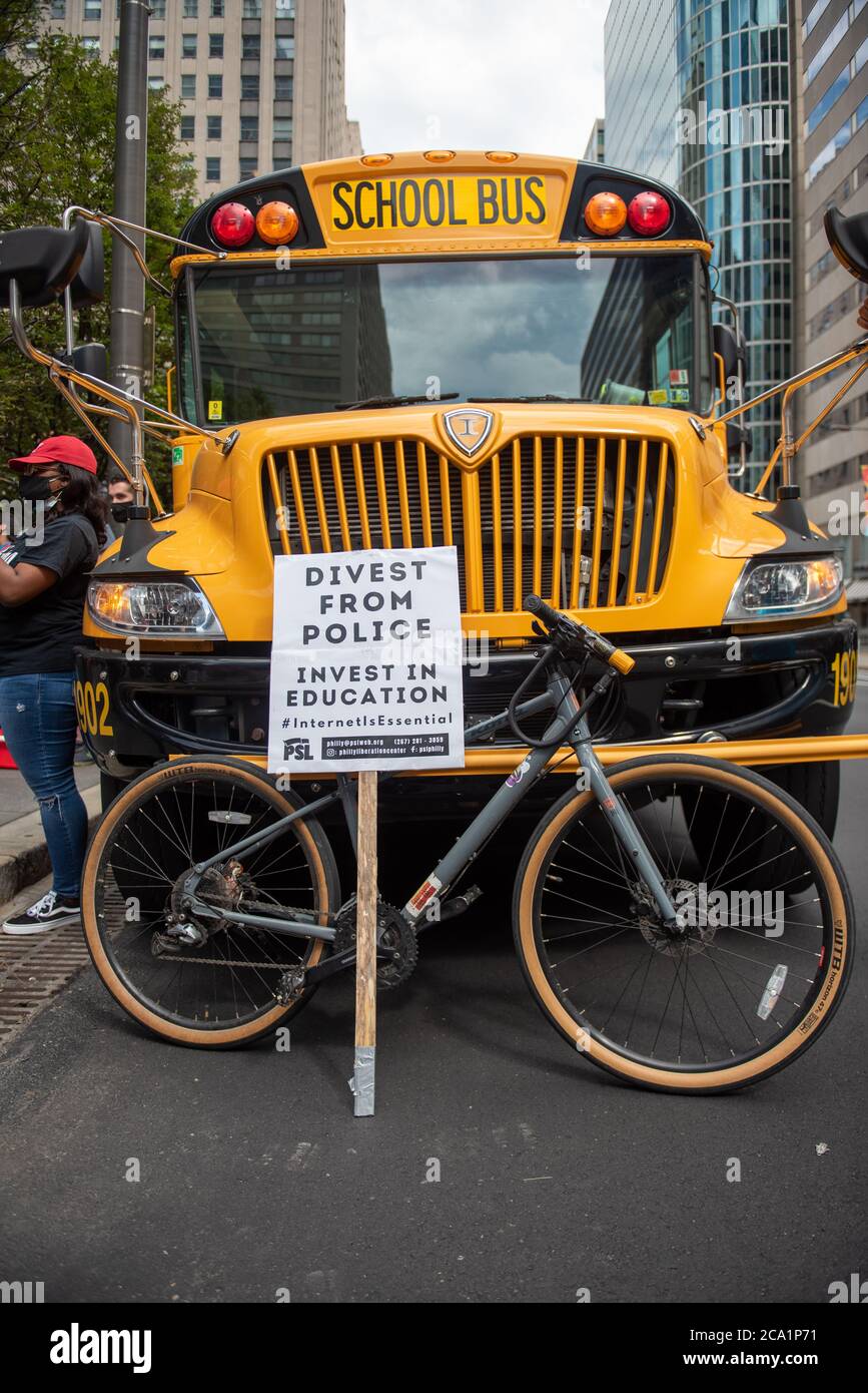 Philadelphia / USA. Etwa hundert Menschen versammelten sich im nationalen Hauptsitz von Comcast im Rahmen eines Aktionstages im ganzen Land, der für einen gleichberechtigten Zugang zum Internet für alle Studenten in Philadelphia am 03. August 2020 aufrief. Kredit: Chris Baker Evens / Alamy Lives Nachrichten. Stockfoto