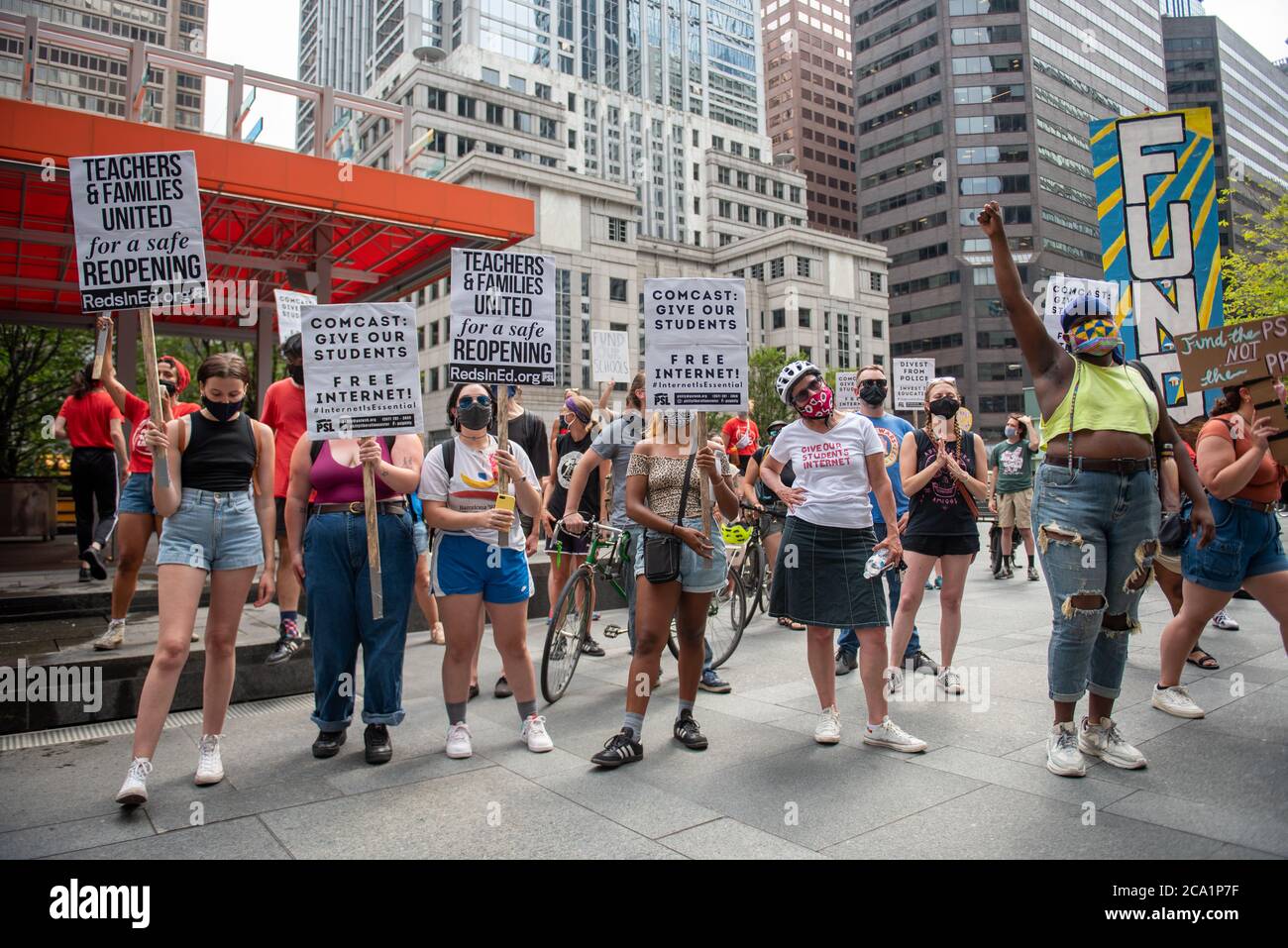 Philadelphia / USA. Etwa hundert Menschen versammelten sich im nationalen Hauptsitz von Comcast im Rahmen eines Aktionstages im ganzen Land, der für einen gleichberechtigten Zugang zum Internet für alle Studenten in Philadelphia am 03. August 2020 aufrief. Kredit: Chris Baker Evens / Alamy Lives Nachrichten. Stockfoto