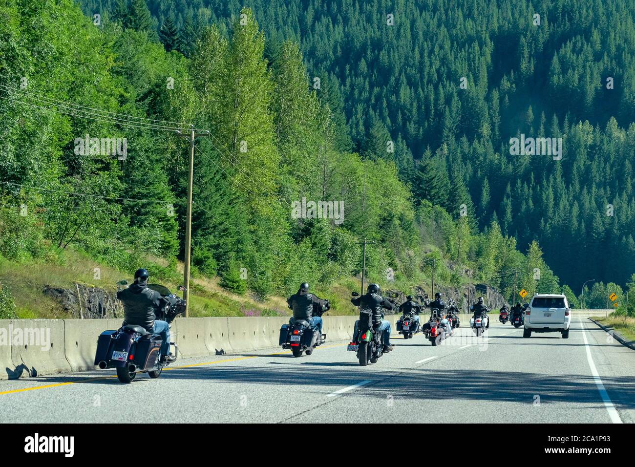 Konvoi von Motorrädern, Coquiihalla Highway, British Columbia, Kanada Stockfoto