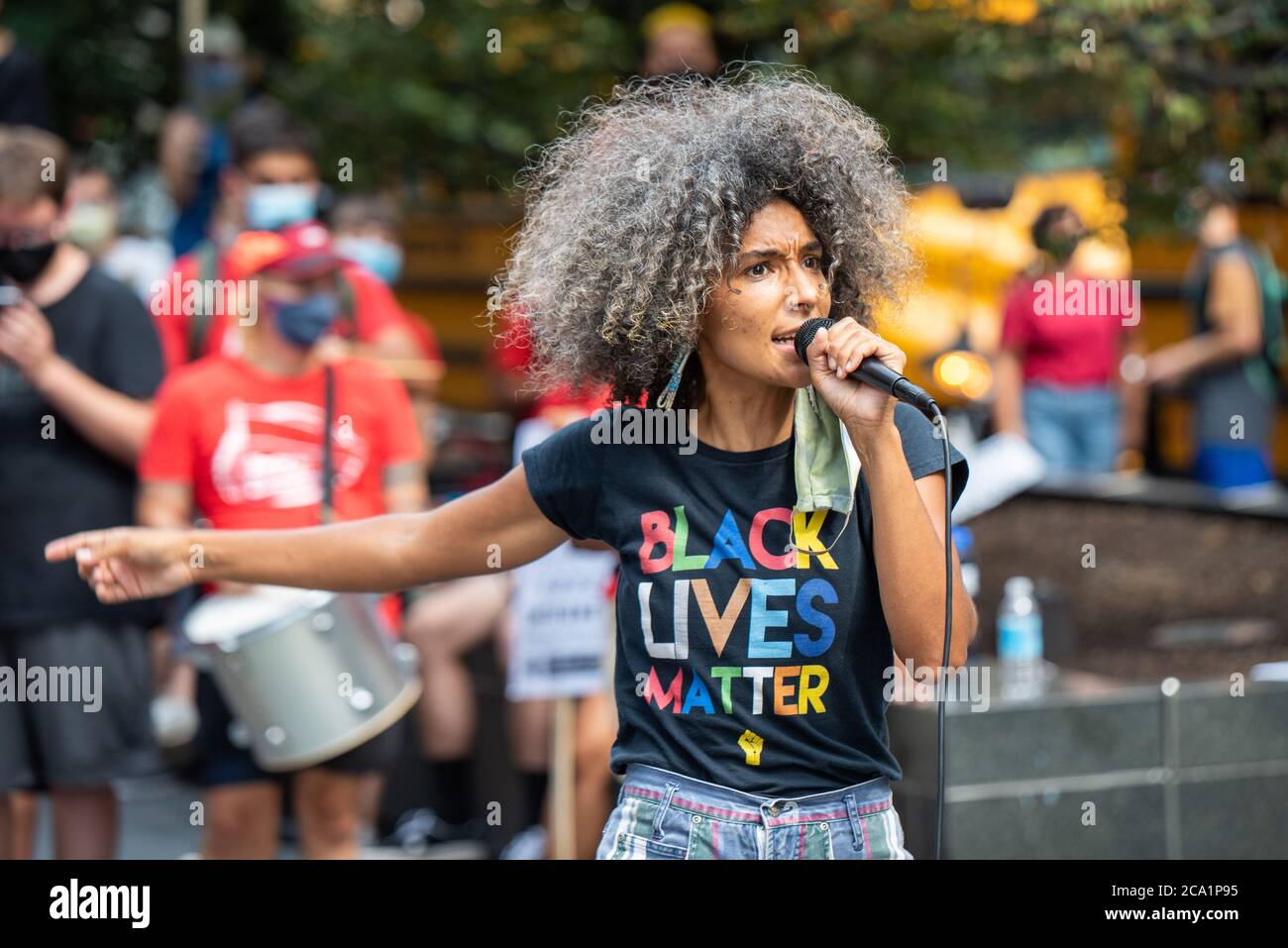 Philadelphia / USA. Etwa hundert Menschen versammelten sich im nationalen Hauptsitz von Comcast im Rahmen eines Aktionstages im ganzen Land, der für einen gleichberechtigten Zugang zum Internet für alle Studenten in Philadelphia am 03. August 2020 aufrief. Kredit: Chris Baker Evens / Alamy Lives Nachrichten. Stockfoto