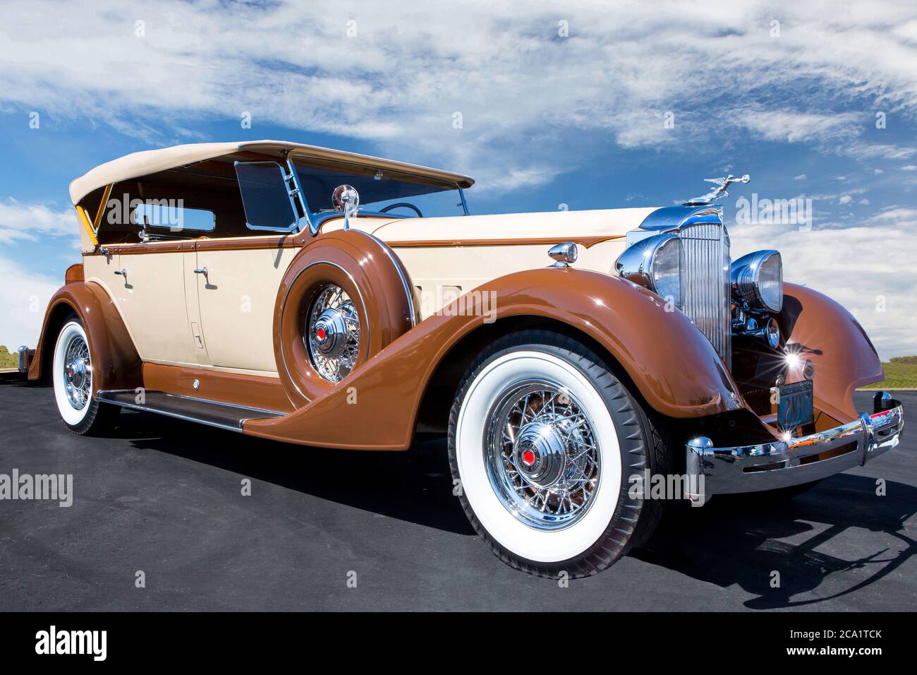 Ein 1934 Packard, ein amerikanischer Klassiker, eingerahmt von einem teilweise bewölkten Himmel. Stockfoto