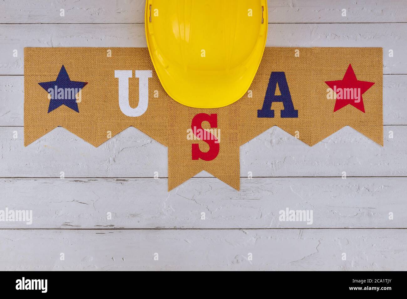 Bau gelber Helm auf Happy Labor Day US patriotisch ein Bundesfeiertag der Vereinigten Staaten von Amerika Stockfoto
