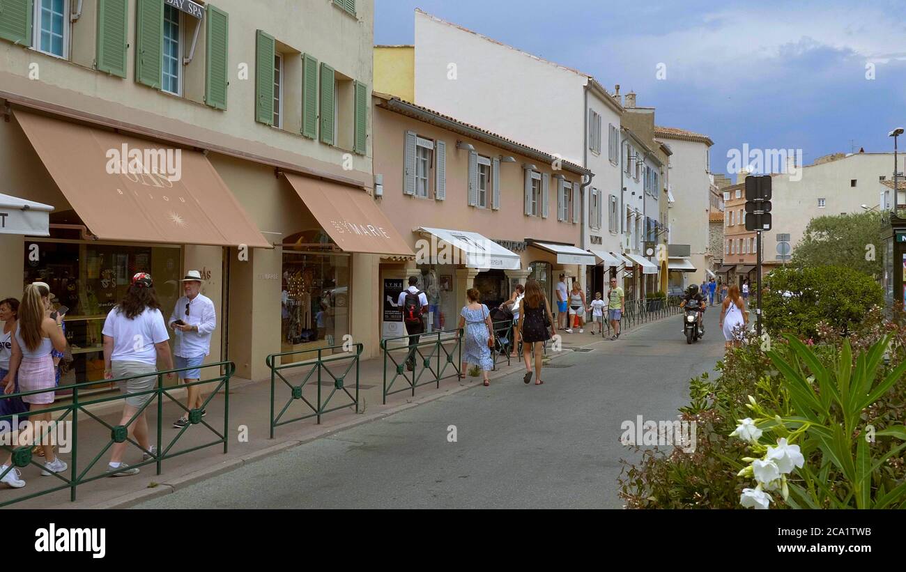 Luxusgeschäfte aller berühmten Designer in Saint Tropez- ST TROPEZ, FRANKREICH - JULI 13. 2020 Stockfoto