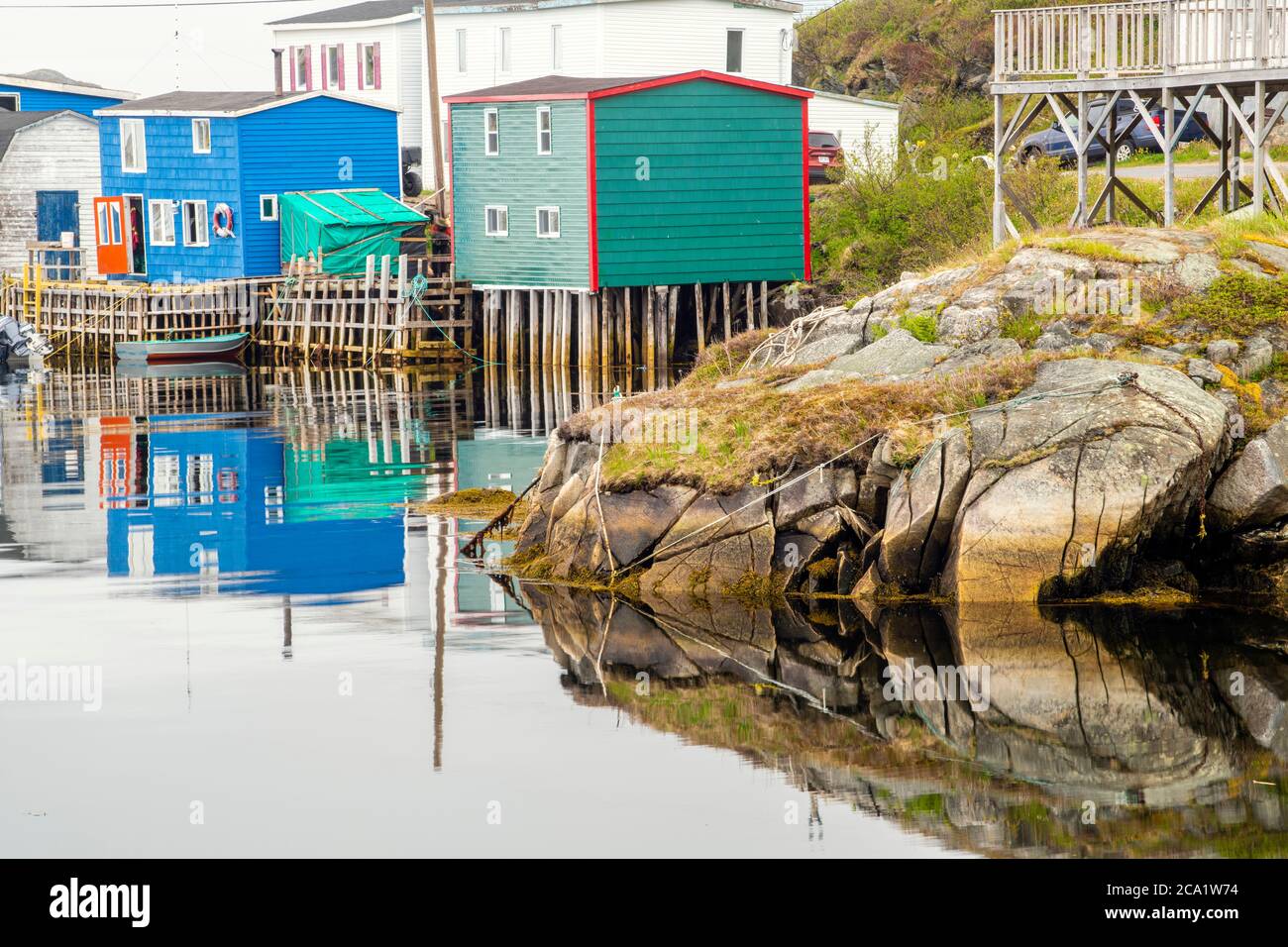 Farbenfrohe Häuser mit Blick auf den inneren Hafen von Rose Blanche, mit verankerten Fischerbooten, Rose Blanche, Neufundland und Labrador NL, Kanada Stockfoto
