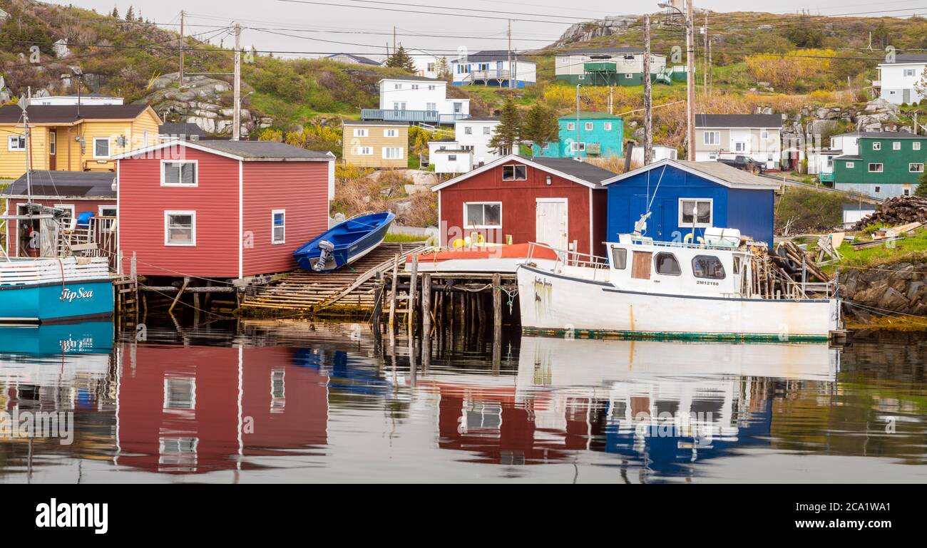 Farbenfrohe Häuser mit Blick auf den inneren Hafen von Rose Blanche, mit verankerten Fischerbooten, Rose Blanche, Neufundland und Labrador NL, Kanada Stockfoto