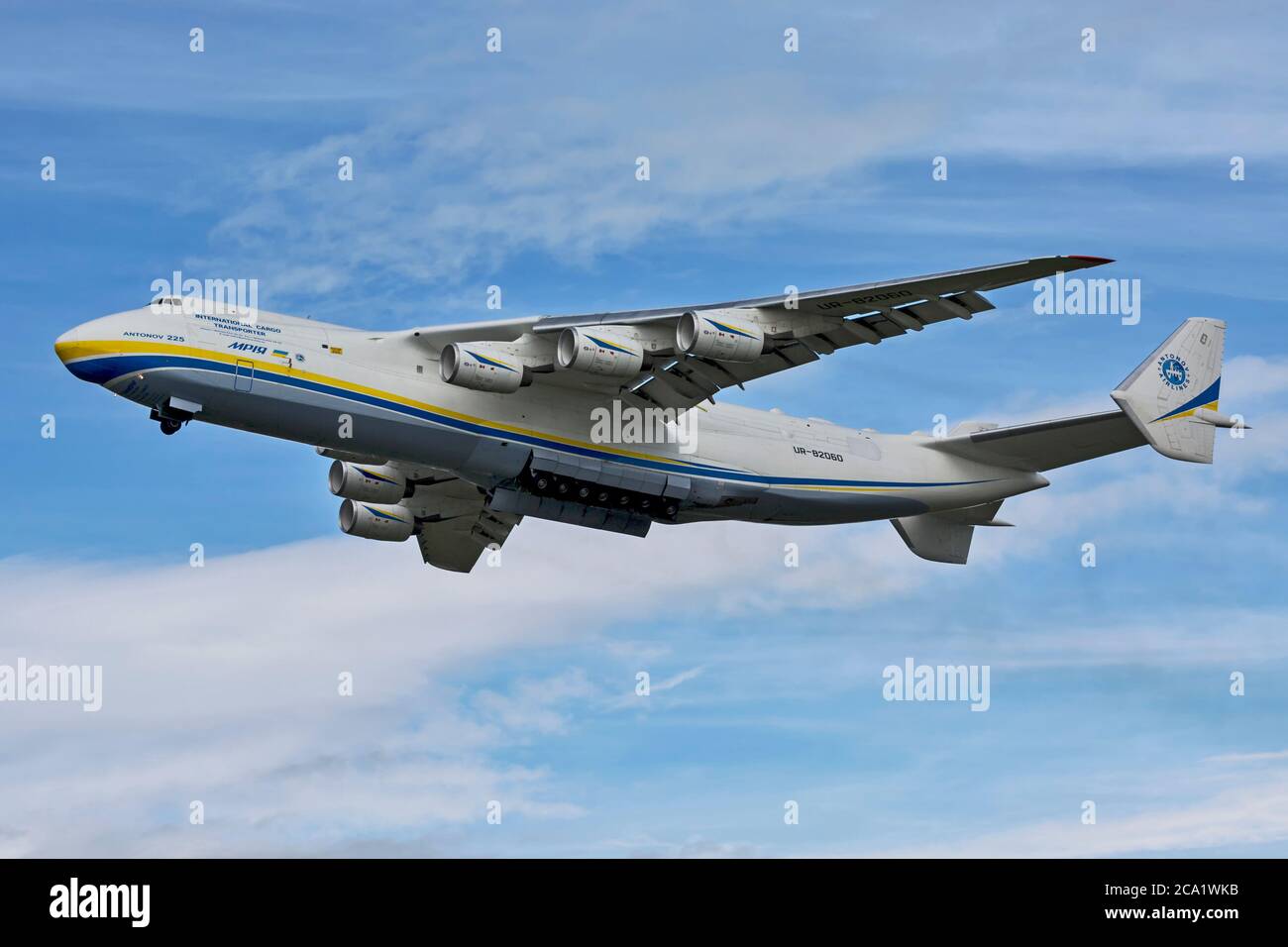 Die Antonov an-225, das schwerste Flugzeug, das je gebaut wurde und als das größte Flugzeug der Welt bezeichnet wird. Fotografiert am Flughafen Prestwick, Schottland. Stockfoto