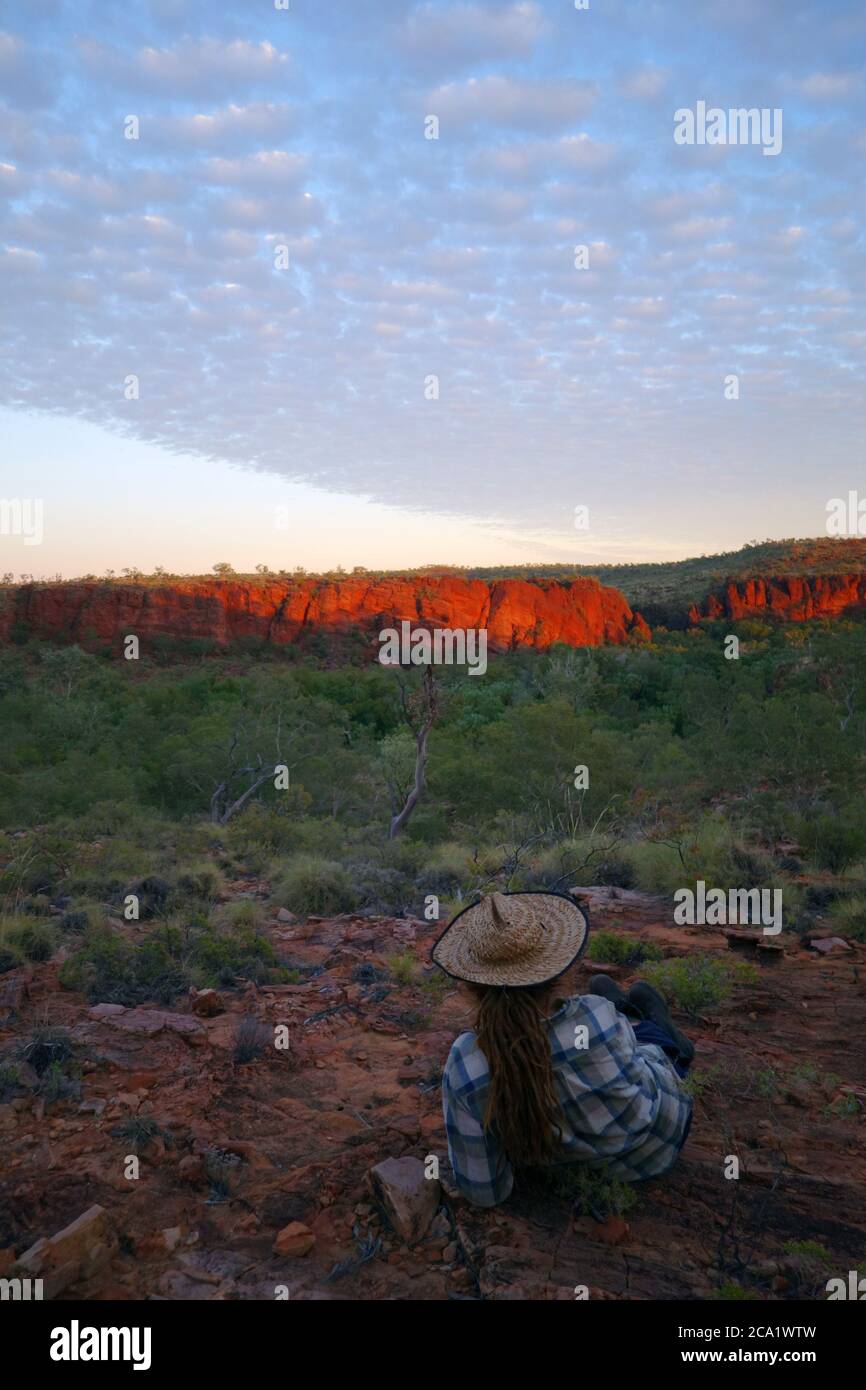 Mann, der die Morgendämmerung über dem Boodjamulla (Lawn Hill) National Park beobachtet, von der Constance Range, Outback Queensland, Australien. Nein, MR Stockfoto