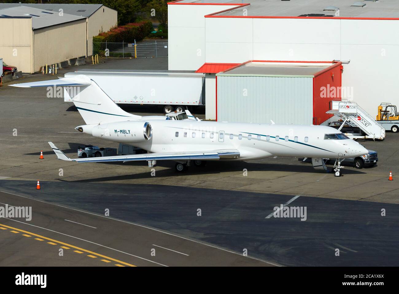 Bombardier Global 6000-BD-700 Privatflugzeug geparkt am King County International Airport, WA, USA. Business Jet für VIP-Langstreckenflüge. M-MBLY. Stockfoto