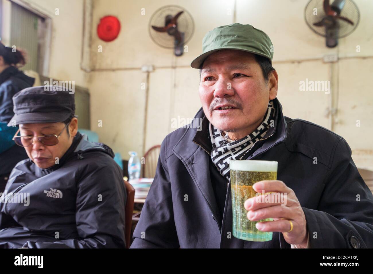 Hanoi / Vietnam - 21. Januar 2020: Vietnamesischer Mann trinkt Bier in einem lokalen Restaurant Stockfoto
