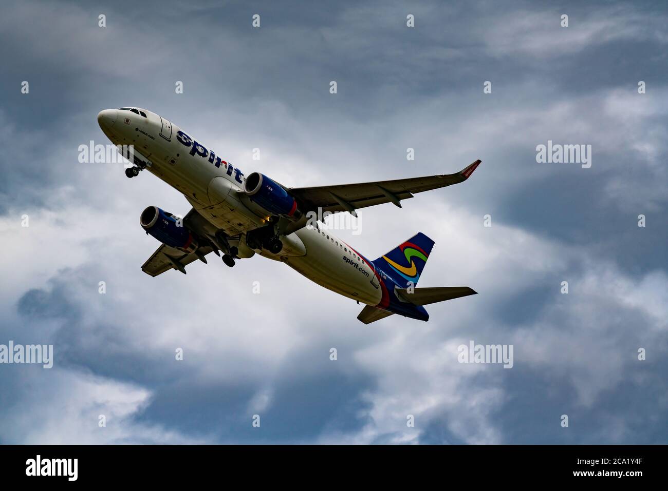 Erstaunliches Foto eines Spirit Airplane, das nach dem Start aufgenommen wurde Stockfoto