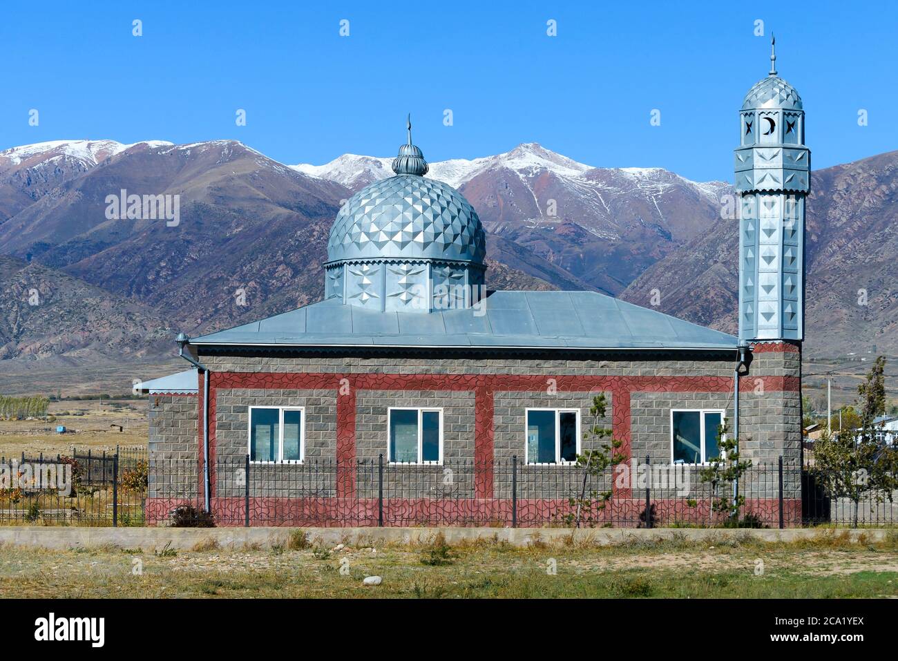 Kleine Moschee mit Minarett auf dem Land Kirgisistan in Issyk Kul Region. Stockfoto