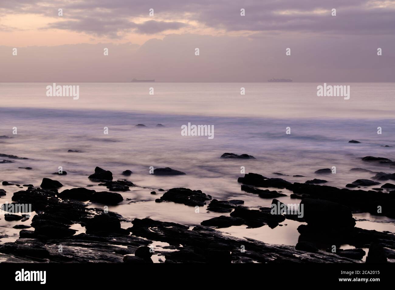 Schiffe am Horizont, Landschaften, Seestücke, Landschaft, Seestücke, Durban, Südafrika, Atmosphäre, Stimmung, kreativ, Bewegung, Bewegung, Unschärfe, Küste, bewölkt Stockfoto