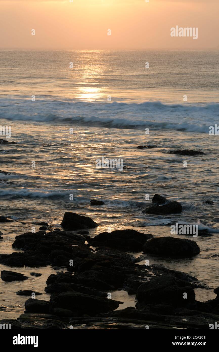 Landschaft, Meereslandschaft, Sonnenaufgang über dem Meer, Wellen, schön, Durban, Südafrika, Schönheit in der Natur, Strand, Uferpromenade, Küste Küste, Hintergründe Stockfoto