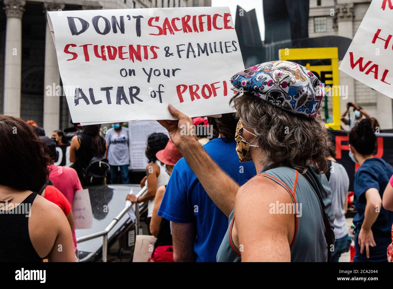 Eine Koalition aus Aktivisten, Pädagogen, Eltern und Studenten protestiert gegen die persönliche Wiedereröffnung der öffentlichen Schulen in New York City inmitten der COOVID-19-Pandemie am 3. August 2020 in New York City. (Foto von Gabriele Holtermann/Sipa USA) Quelle: SIPA USA/Alamy Live News Stockfoto