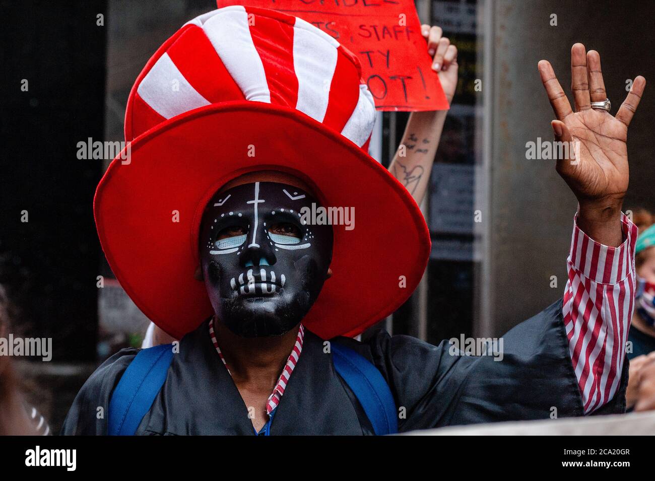 Ein Mann trägt eine Todesmaske, während eine Koalition von Aktivisten, Pädagogen, Eltern und Studenten protestiert, um die persönliche Wiedereröffnung der öffentlichen Schulen in New York City inmitten der COOVID-19 Pandemie am 3. August 2020 in New York City zu stoppen. (Foto von Gabriele Holtermann/Sipa USA) Quelle: SIPA USA/Alamy Live News Stockfoto