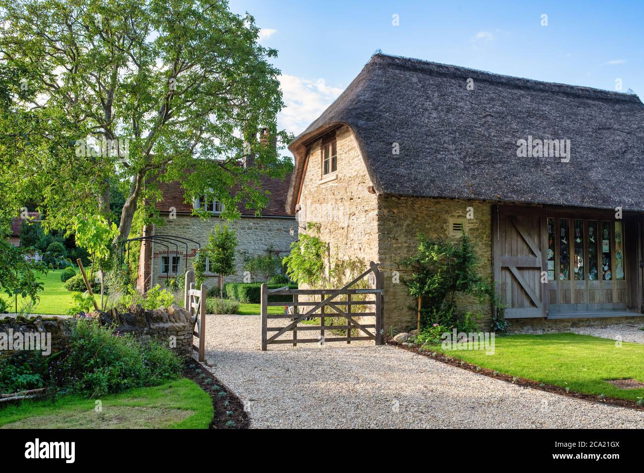 Reetgedeckte Hütte und Scheune im Dorf Little Haseley, Oxfordshire, England Stockfoto