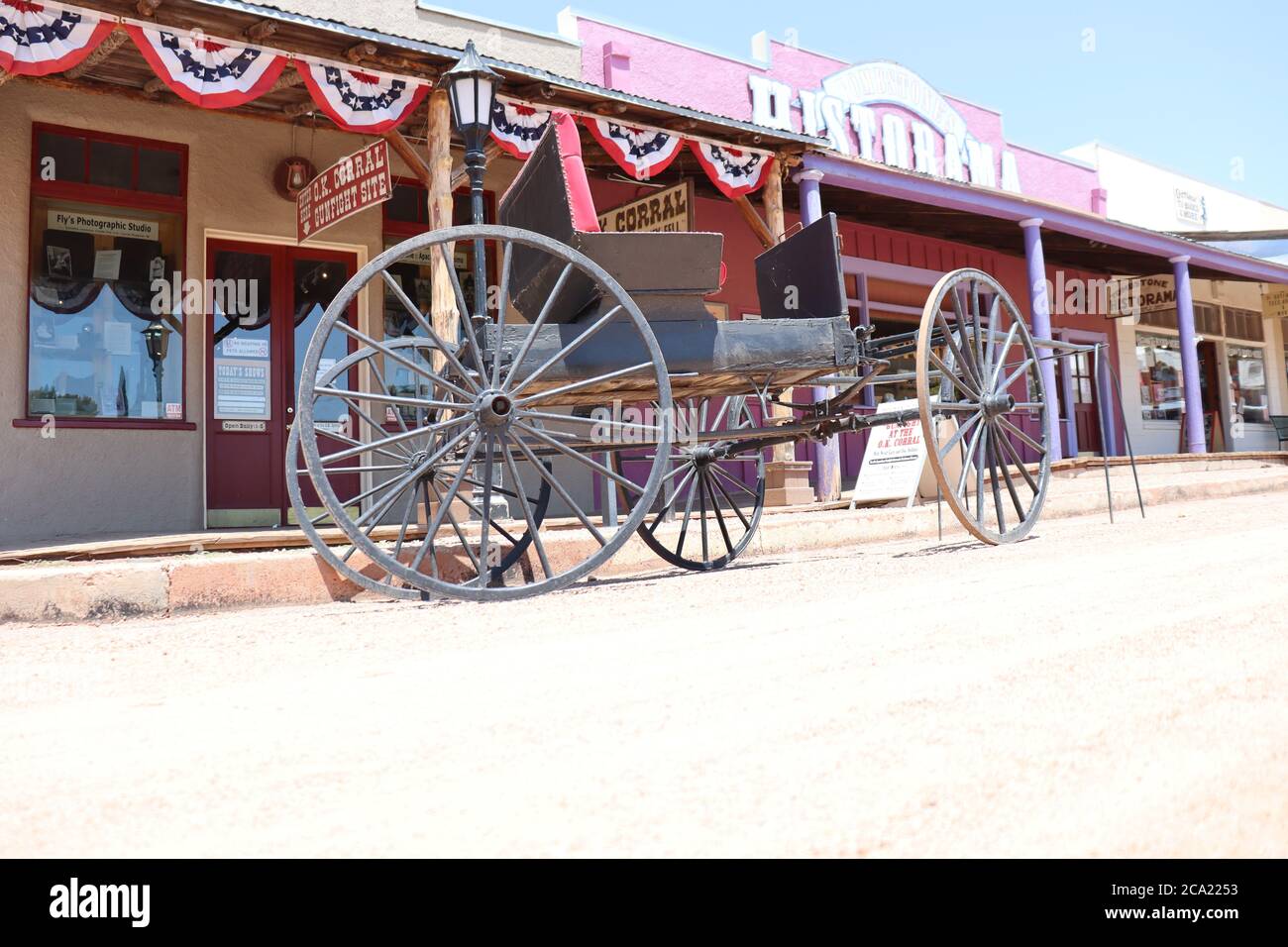 Buggy vor den Saloons und Geschäften in Tombstone, Arizona. Stockfoto