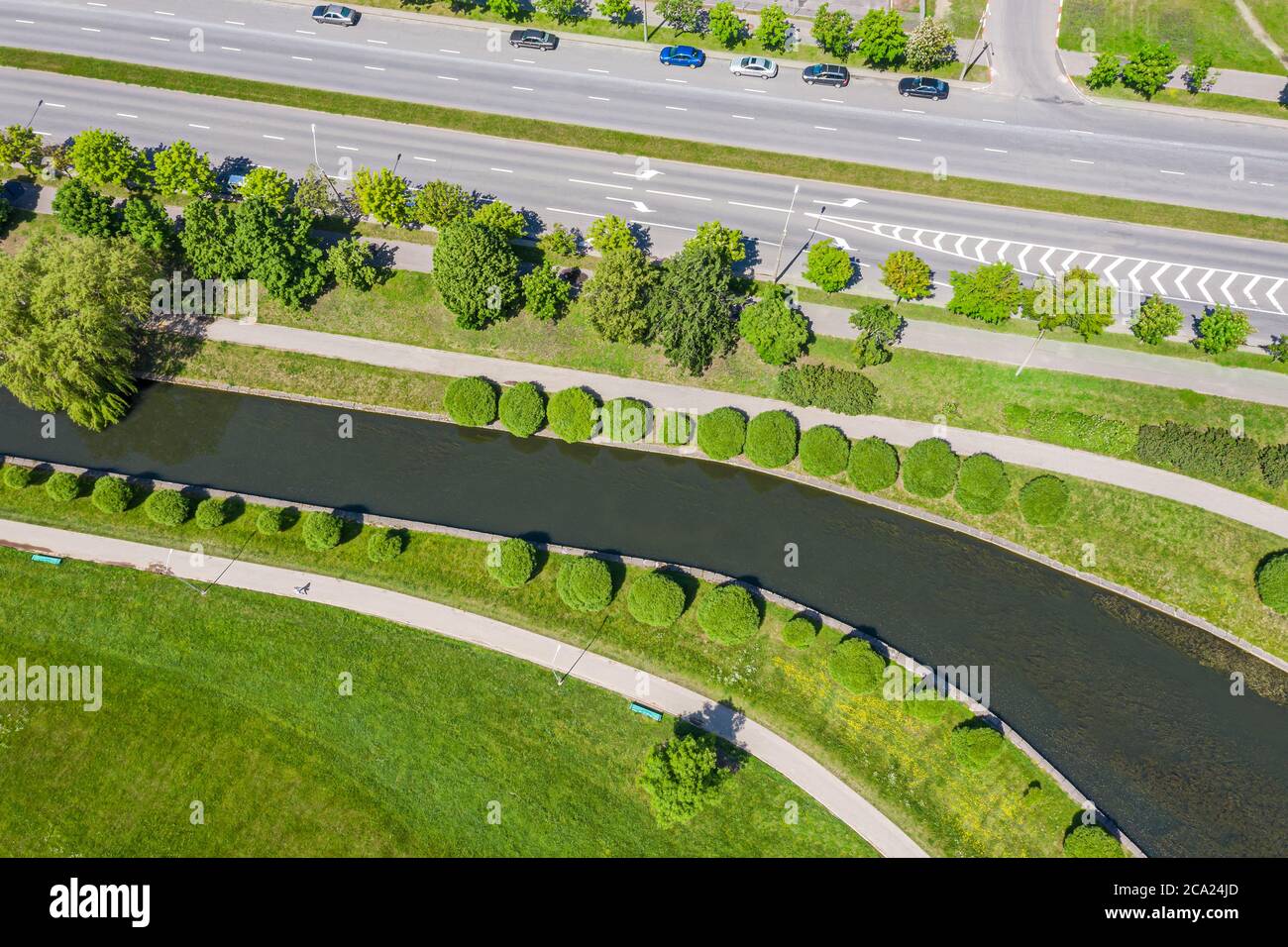 Luftaufnahme der Sommer-Stadtlandschaft in sonnigen Tag. Kleine städtische Wasserkanal in der Nähe der Stadtstraße in Wohngebiet. Weißrussland, Minsk Stockfoto