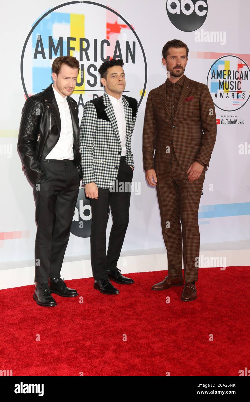 LOS ANGELES - OCT 9: Joseph Mazzello, Rami Malek, Gwilym Lee bei den American Music Awards 2018 im Microsoft Theater am 9. Oktober 2018 in Los Angeles, CA Stockfoto