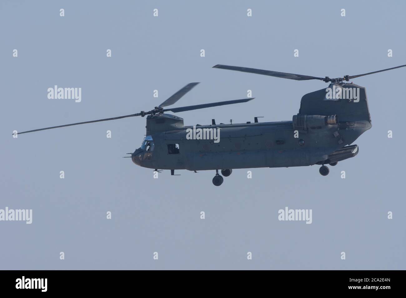 Militärkampf und Krieg mit Chinook Hubschrauber fliegen durch den Himmel. Militärisches Konzept von Macht, Kraft, Stärke, Luftangriff. Stockfoto