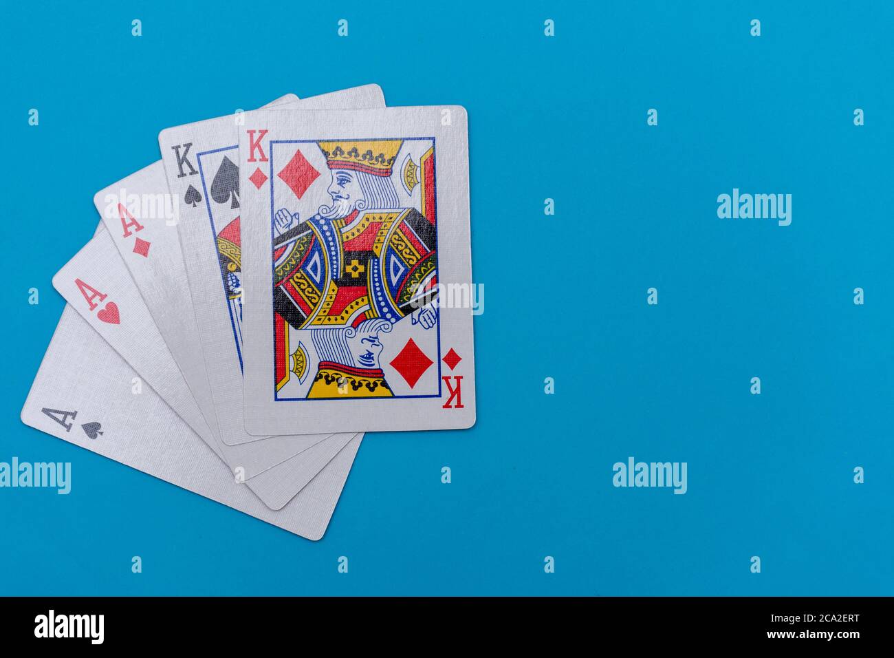 Full House Hand von Karten auf hellblau flach lag in einem Spiel von texas Holdem Poker Glücksspiel in einem Casino-Konzept. Stockfoto