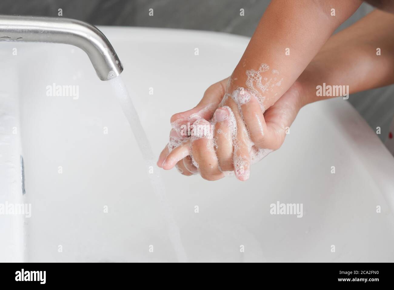 Mutter waschen Baby Hand Prävention von neuartigen Coronavirus-Krankheit 2019 oder COVID-19 . Stockfoto