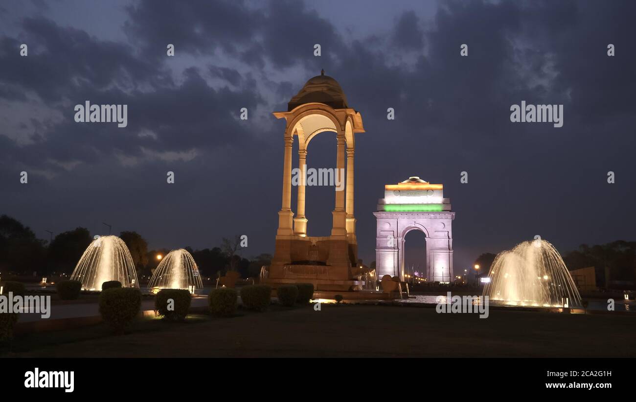 Weitblick in der Nacht von indien Tor, Baldachin und Brunnen in Neu-delhi, indien Stockfoto
