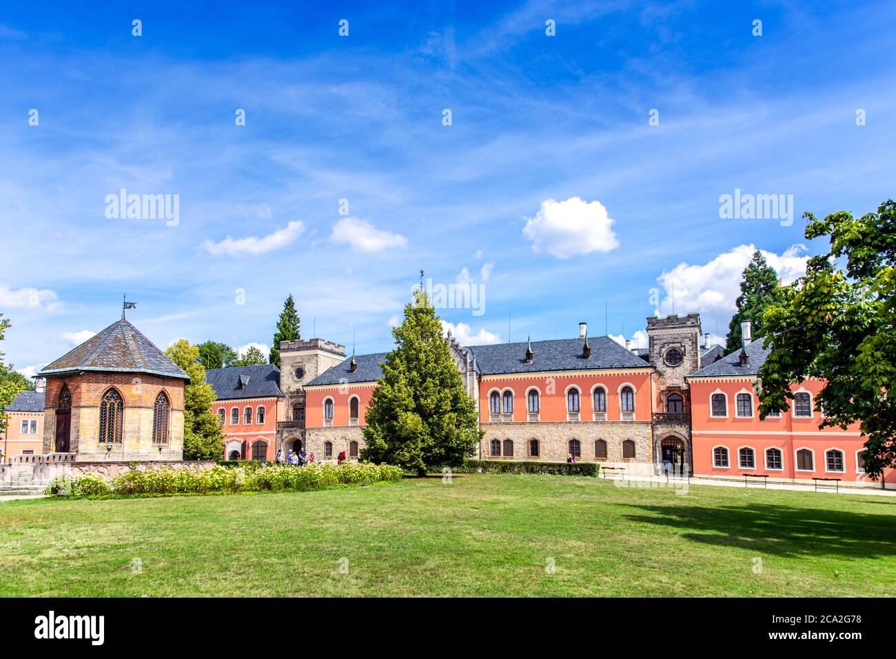 Zamek Sychrov (narodni kulturni pamatka), Cesky raj, Ceska republika / Burg Sychrov (nationales Kulturdenkmal) in der Nähe der Stadt Turnov, Böhmisches Paradies Stockfoto