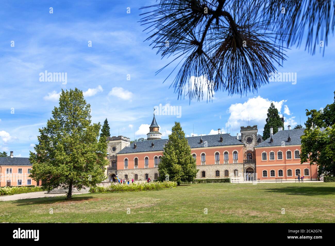 Zamek Sychrov (narodni kulturni pamatka), Cesky raj, Ceska republika / Burg Sychrov (nationales Kulturdenkmal) in der Nähe der Stadt Turnov, Böhmisches Paradies Stockfoto