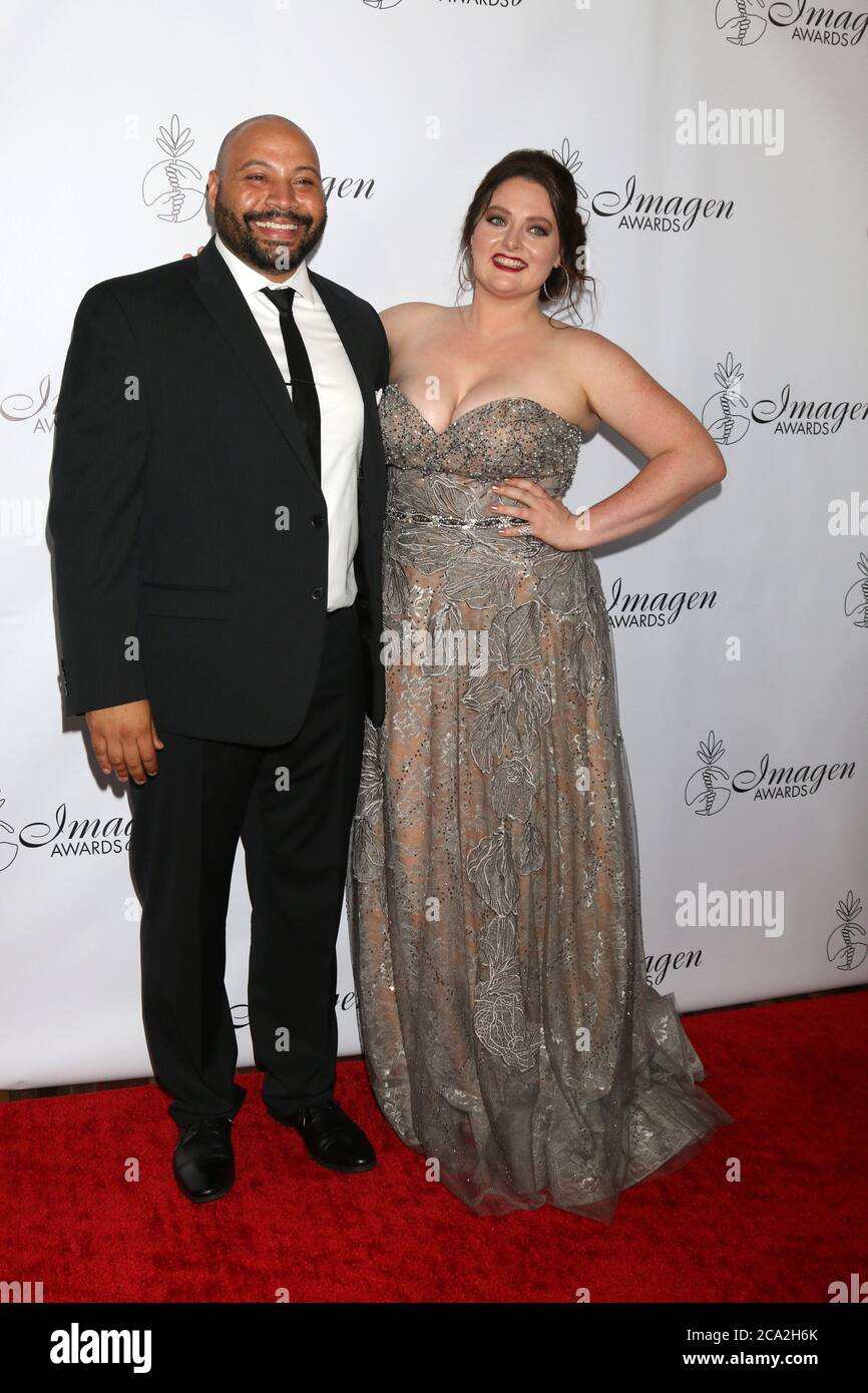 LOS ANGELES - AUG 25: Colton Dunn, Lauren Ash bei den 33. Annual Imagen Awards im JW Marriott Hotel am 25. August 2018 in Los Angeles, CA Stockfoto