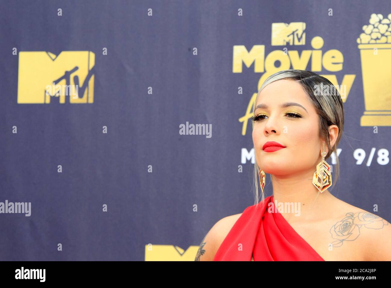 LOS ANGELES - JUN 16: Halsey bei den MTV Movie and TV Awards 2018 im Barker Hanger am 16. Juni 2018 in Santa Monica, CA Stockfoto