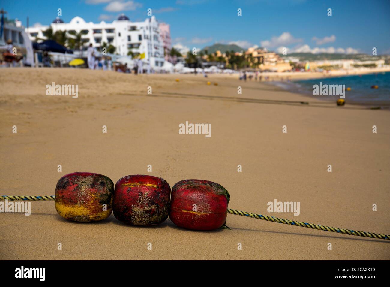 Bunte, verwitterte Bojen an einem Strand in Cabo San Lucas, Mexiko Stockfoto